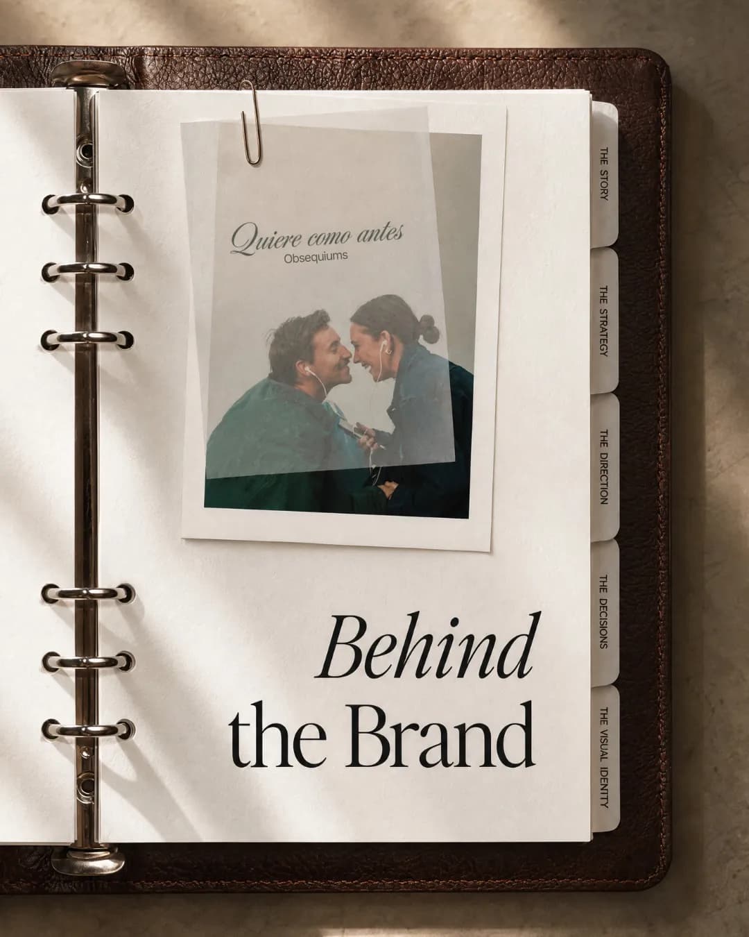 Cuaderno abierto titulado «Behind the Brand», con una polaroid de una pareja que dice «Quiere como antes»