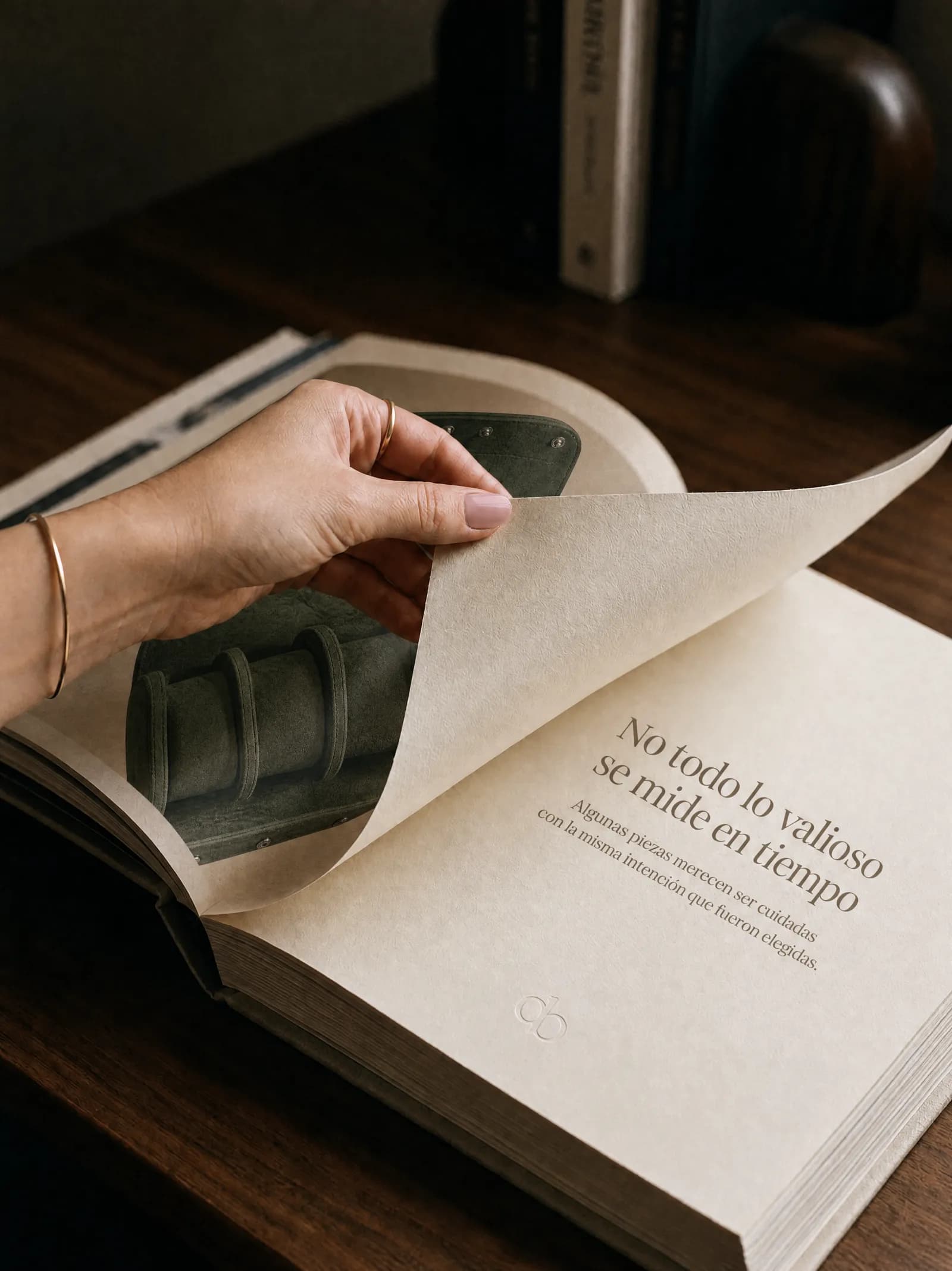 Manos pasando la página de un libro con la frase «No todo lo valioso se mide en tiempo»