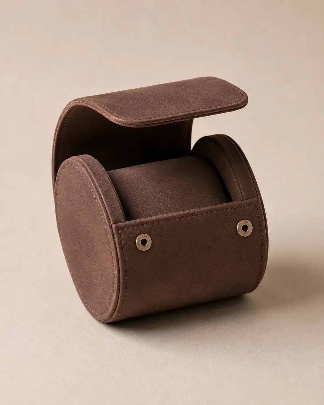 Estuche redondo de piel marrón para un reloj